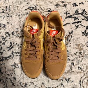 NEW Nike Air Internationalists Bronze Suede Orange with White Laces size 6.5 W